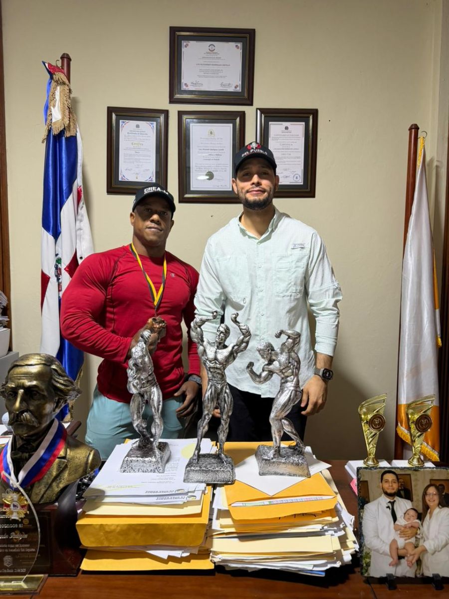 Alcalde de La Otra Banda, Alexander “El Hijo del Pueblo”, respalda triunfo de Willy Tavares en evento de fisicoculturismo en la Gran Arena del Cibao