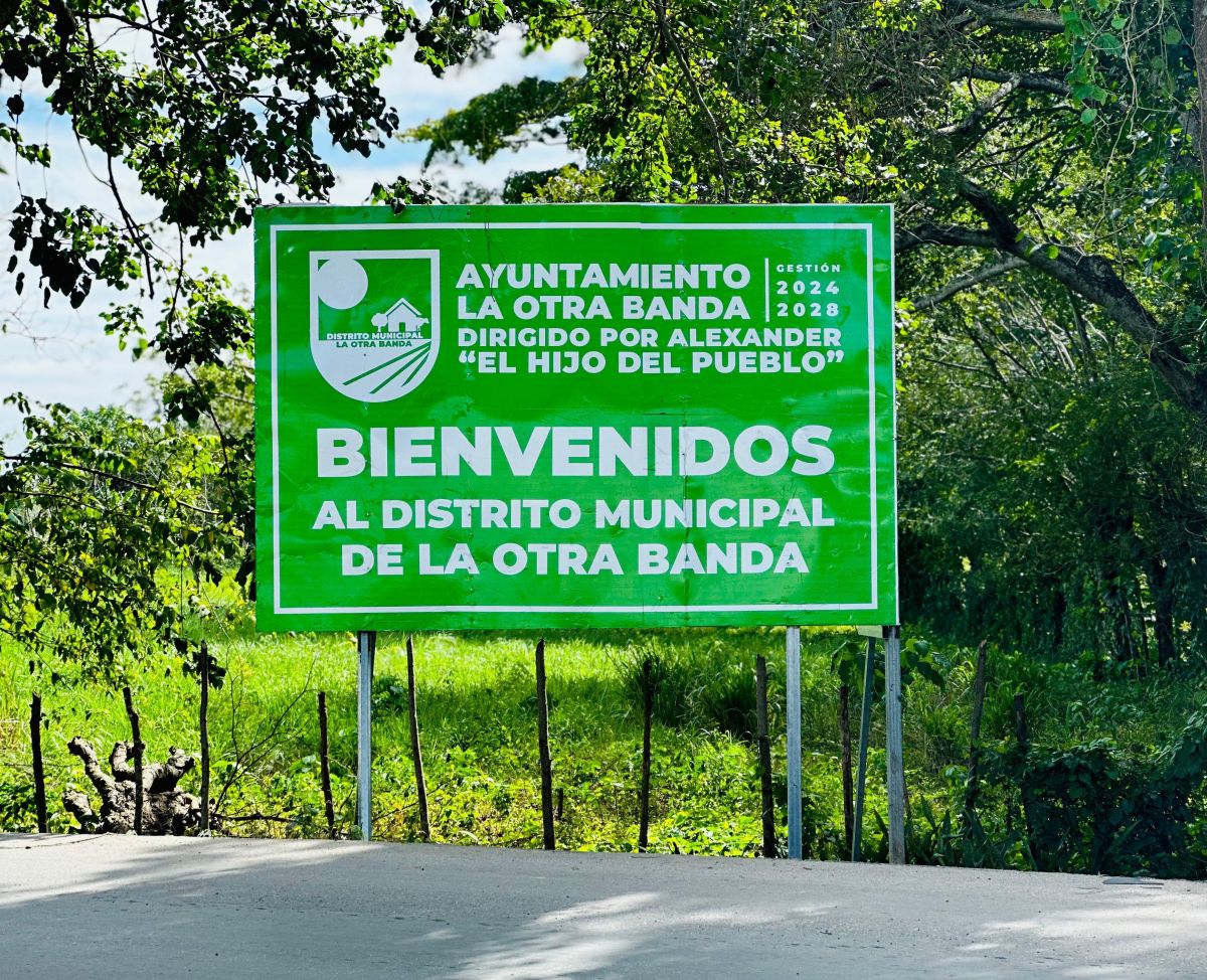 Estuvimos restaurando y remozando las diferentes vallas ubicadas en cada una de las entradas de nuestro distrito municipal de La Otra Banda, como parte de los trabajos de embellecimiento y fortalecimiento de nuestra identidad comunitaria.